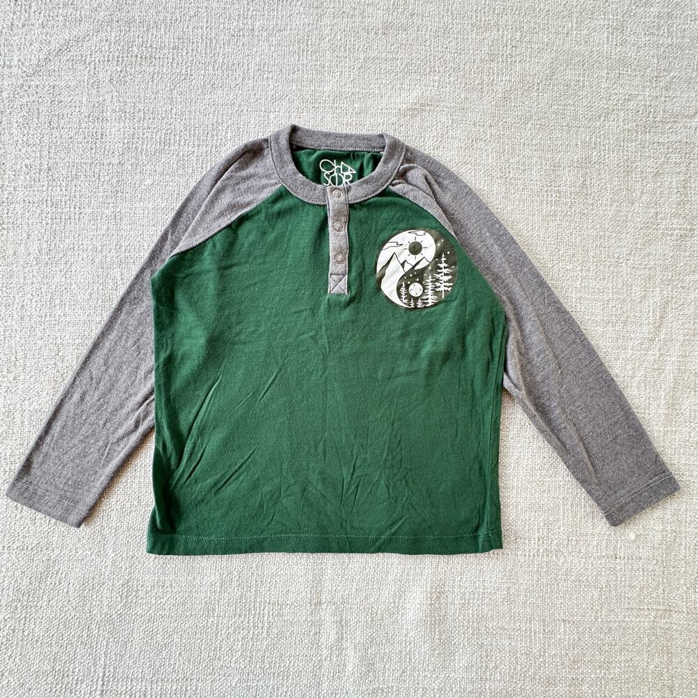 Chaser Green & Gray Yin Yang Graphic Raglan Henley Tee GUC 6